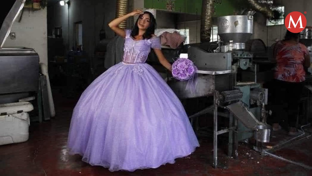 Santa Mayrene Santiago eligió la tortillería donde trabaja su mamá para su sesión de fotos.