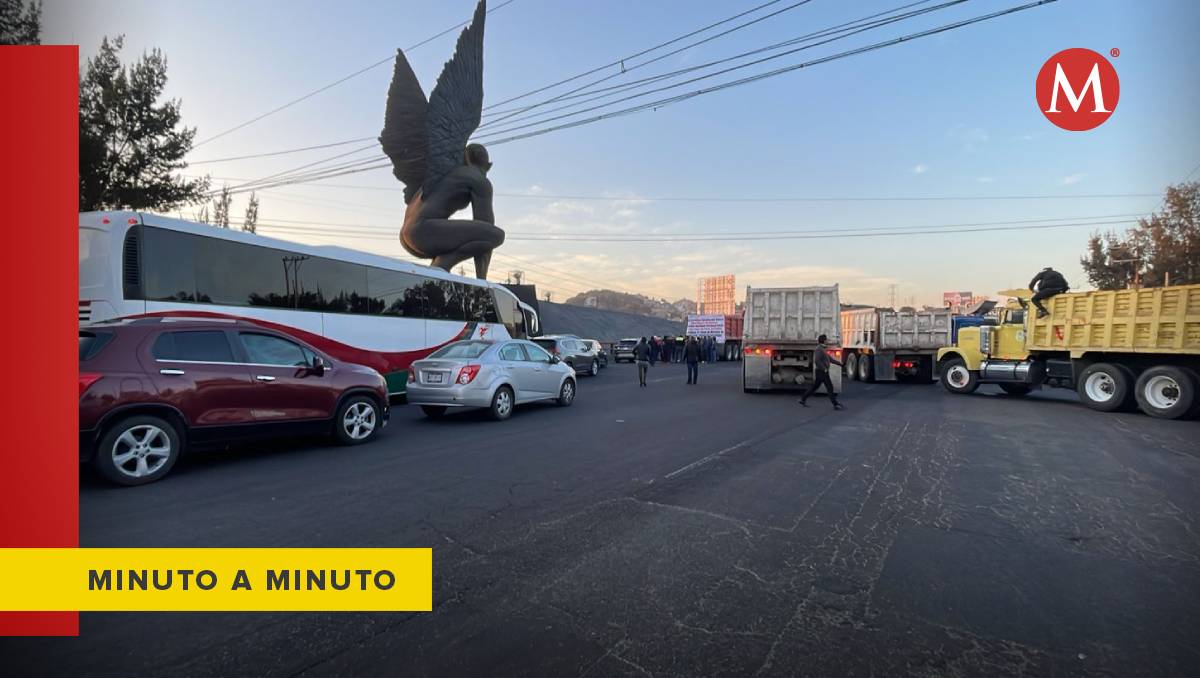 Transportistas realizan un bloqueo en la carretera México-Pachuca.
