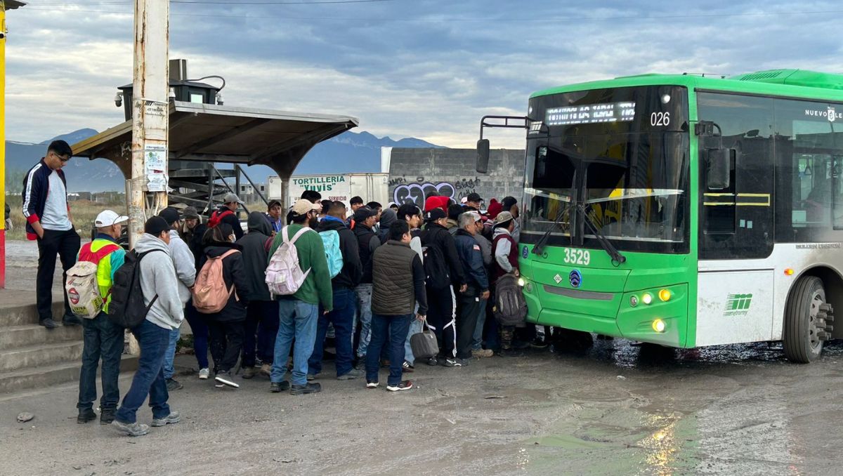 Los usuarios de transporte público constantemente llegan tarde a sus trabajos o a la escuela | Pedro Delgado