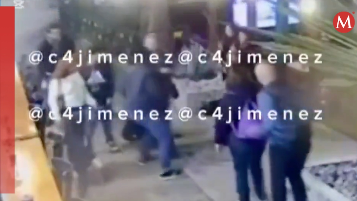 Los hombres comenzaron a pelearse en plena calle, luego de la intimidación a las violinistas. | Especial