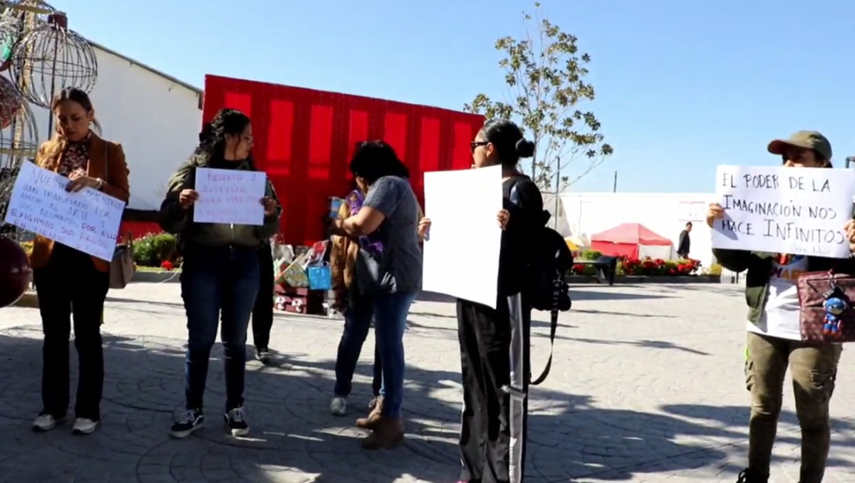 Padres de familia se manifiestan en las afueras del Palacio Municipal de Mineral de la Reforma