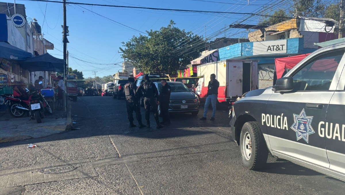 Policías vigilan lugar donde fueron detenidos dos ladrones; ¿cómo fue la balacera en Guadalajara? (Roberto Hurtado)