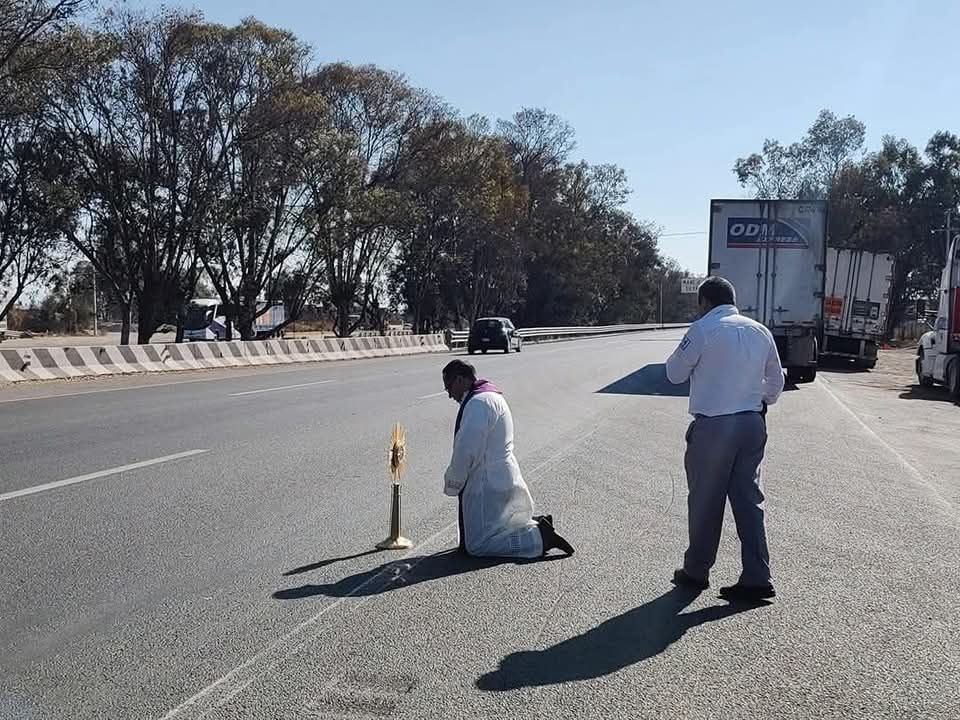 Sacerdote bendice la México-Querétaro para frenar accidentes y asaltos | Especial