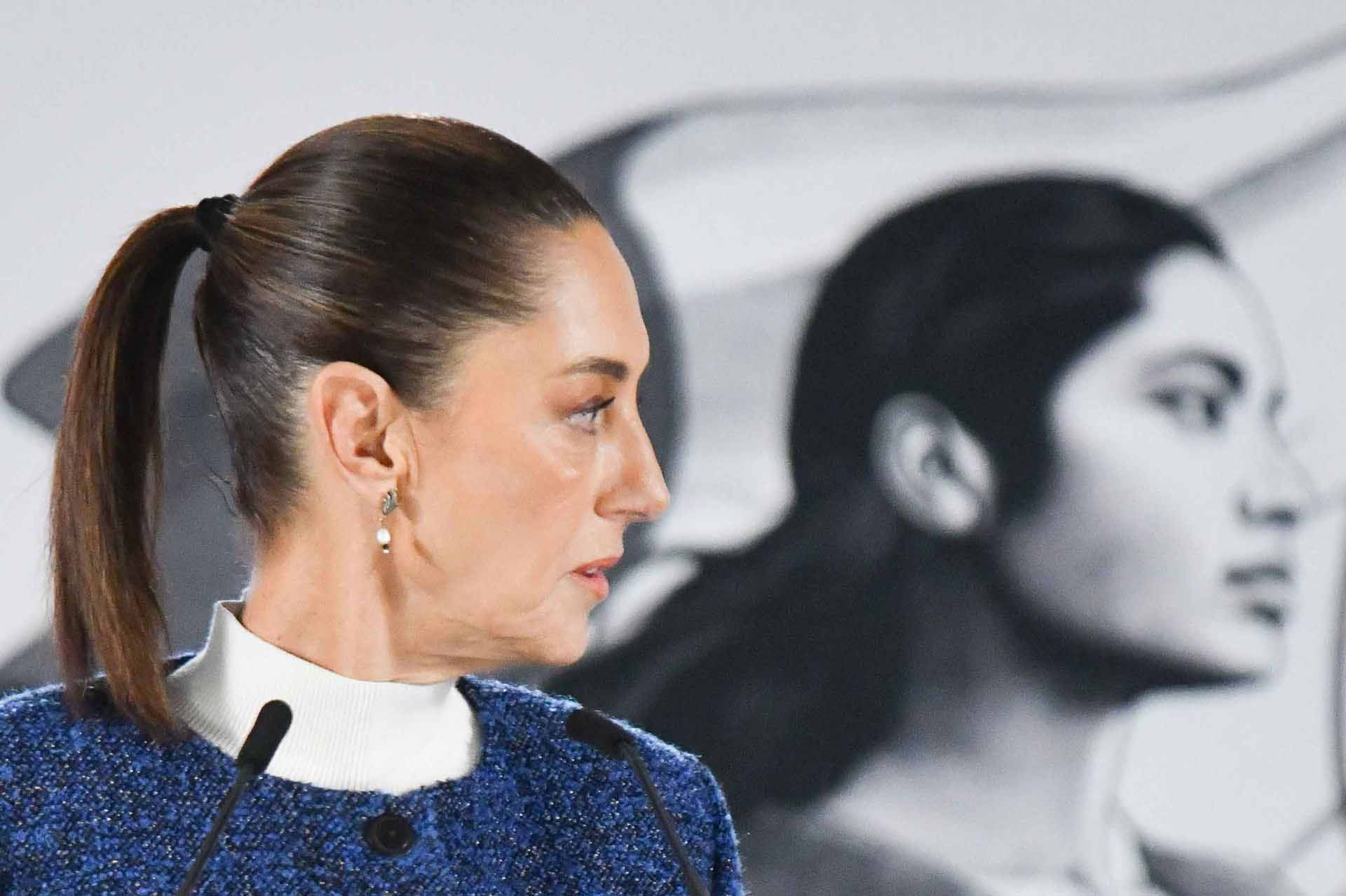 Sheinbaum exhibe carta que envió a todos los colaboradores del gobierno