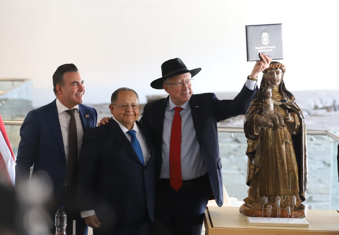 Tras casi siete años, la escultura de Santa Rosa de Lima volvió a México. | Javier Ríos