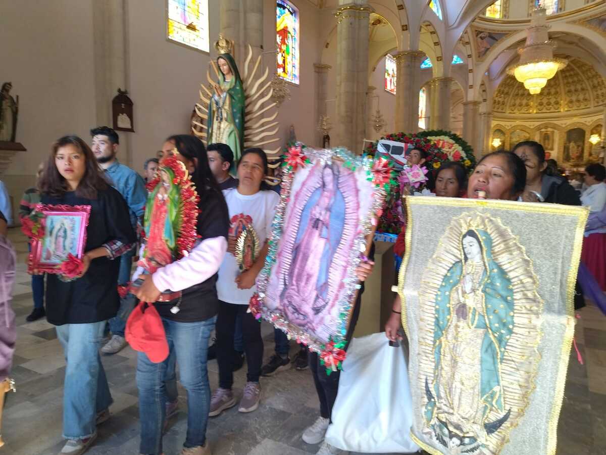 Fieles acuden a la Basílica de Guadalupe en Pachuca. (Alejandro Reyes)