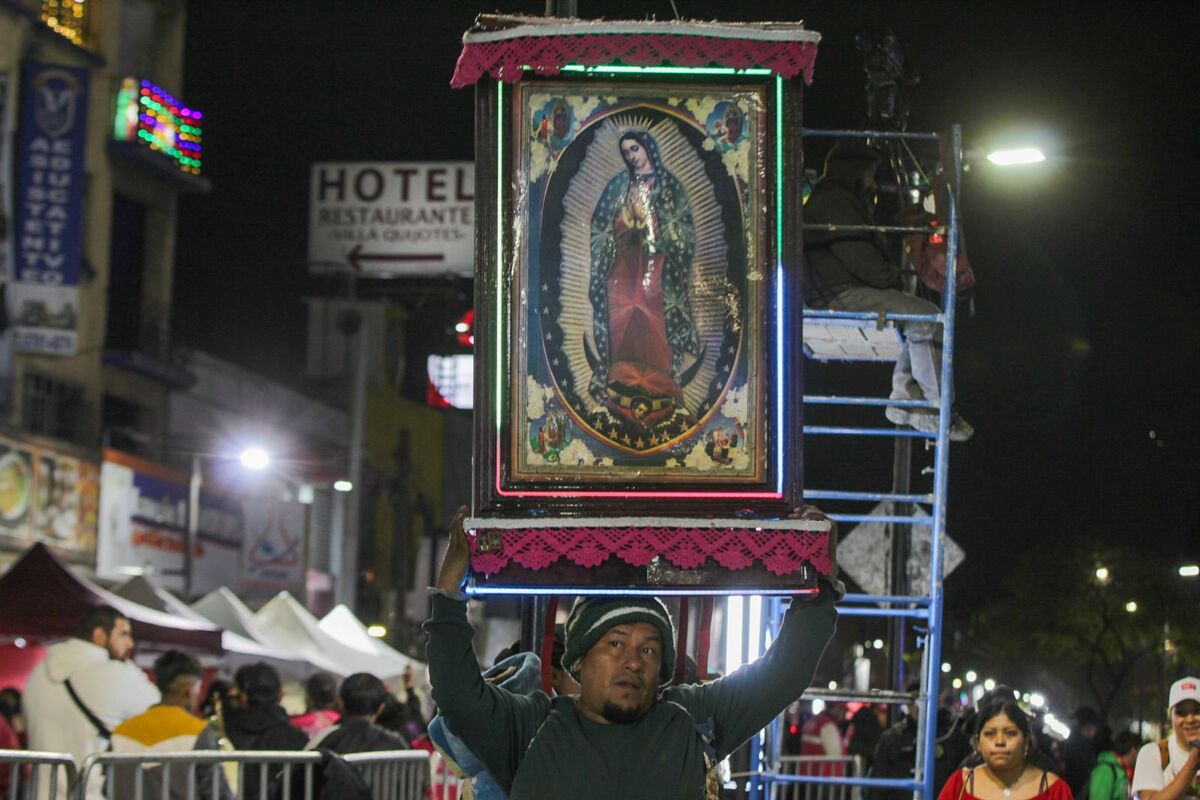 Miles feligreses siguen arribando a la basílica, para esperar las mañanitas a la Virgen. | Foto: Azul Mallagón