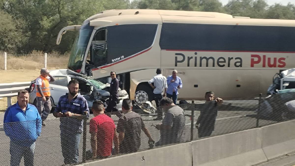 Un tráiler y un camión de pasajeros impactaron contra dos vehículos. Foto: (Especial)