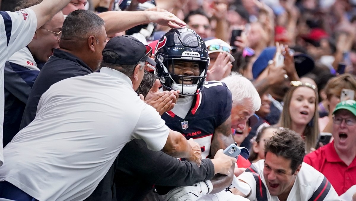 Nico Collins afirma que fue multado por lanzar un balón a un niño luego de anotar (AP)