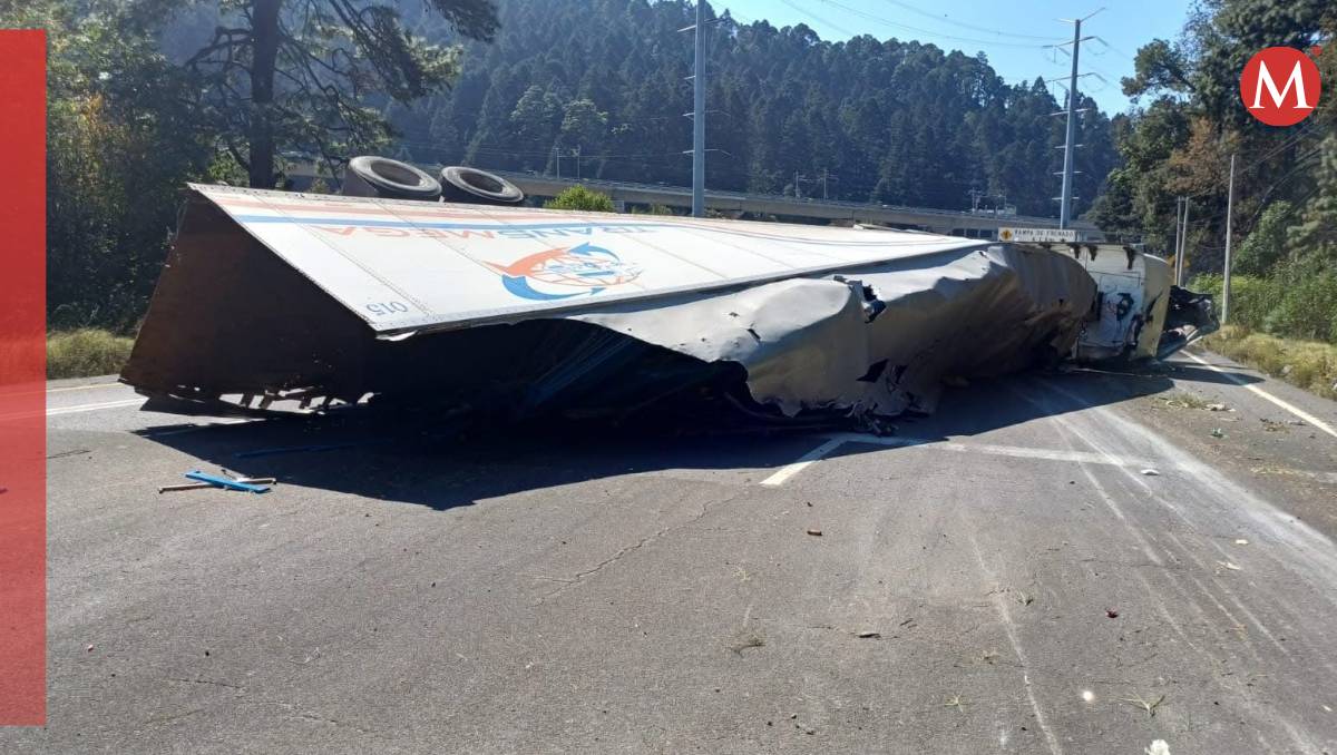 Se registra caos vehicular en la México-Toluca por volcadura de tráiler. | Especial