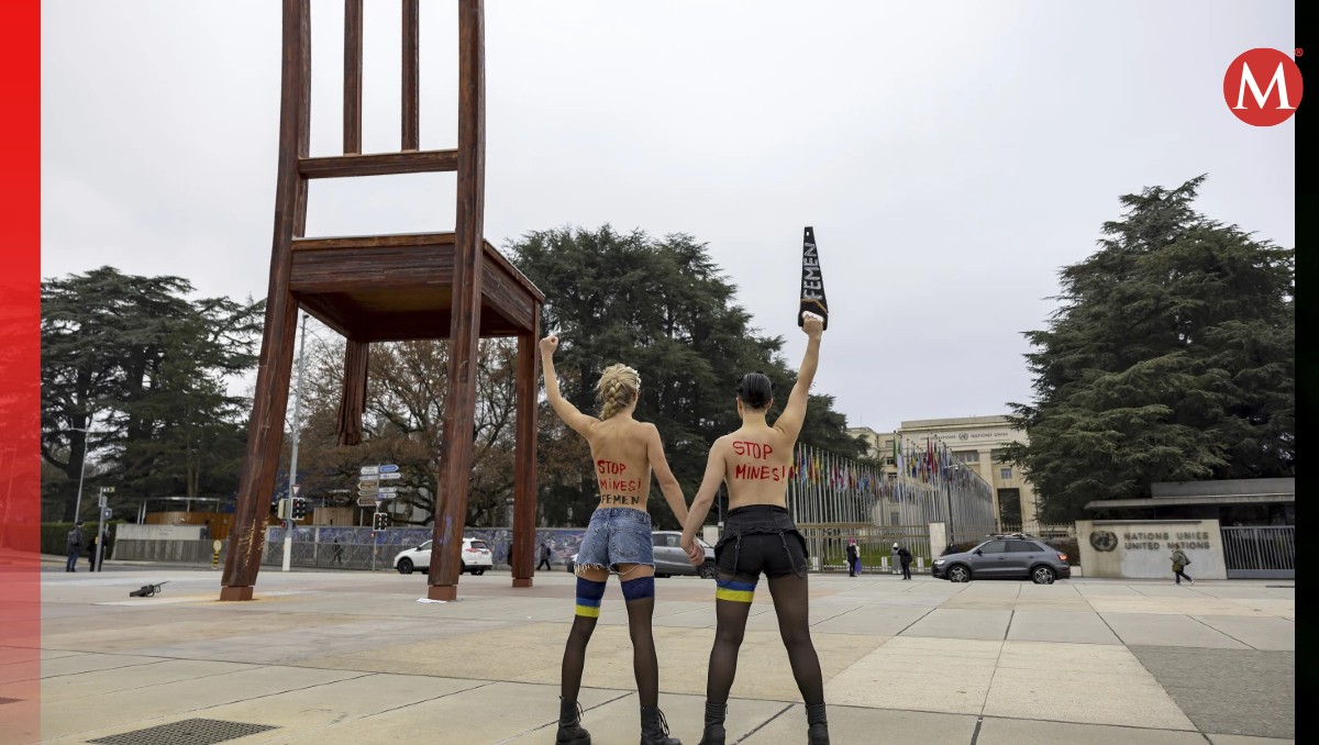 Activistas del grupo FEMEN protestan en el momento "La Silla Rota", cercano a la sede de la ONU en Ginebra | AP