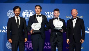 El piloto mexicano logro esto luego de ganar cuatro de las cinco fechas de la temporada y con 23 años de edad se convirtió en el más joven en ganar dicho premio