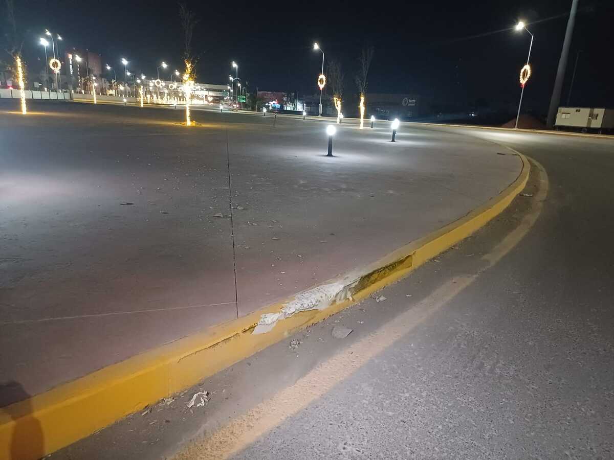 Joven en estado de ebriedad choca glorieta del Giro Independencia en Periférico de Torreón. | Especial