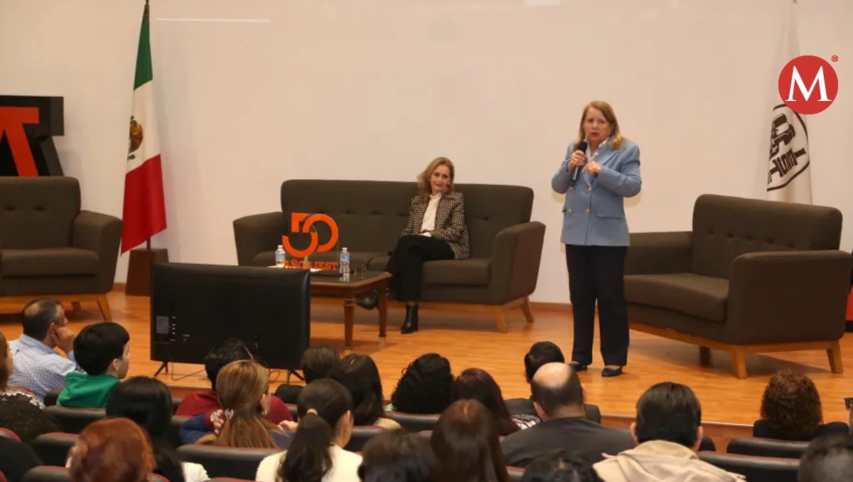 Loretta Ortiz Ahlf con estudiantes de Derecho en Tampico. (Yazmín Sánchez)