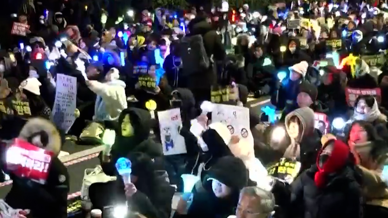 Manifestantes simulan funeral del presidente Yoon Suk-yeol en Corea del Sur