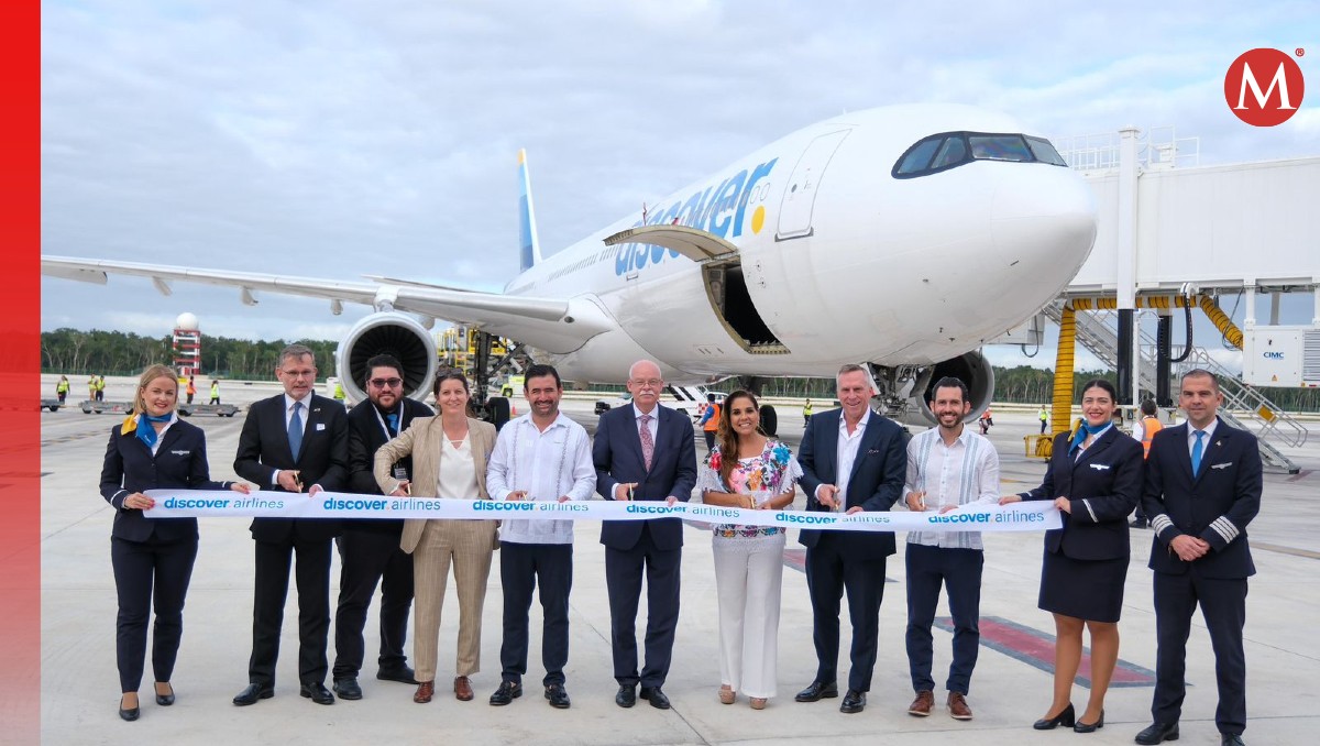 Mara Lezama y Clemens von Goetze, embajador de Alemania, durante el recibimiento de primer vuelo directo de Discover Airlines | Especial