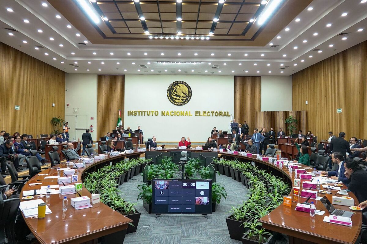 Votación económica durante la sesión extraordinaria del Consejo General  del INE. | Cuartoscuro