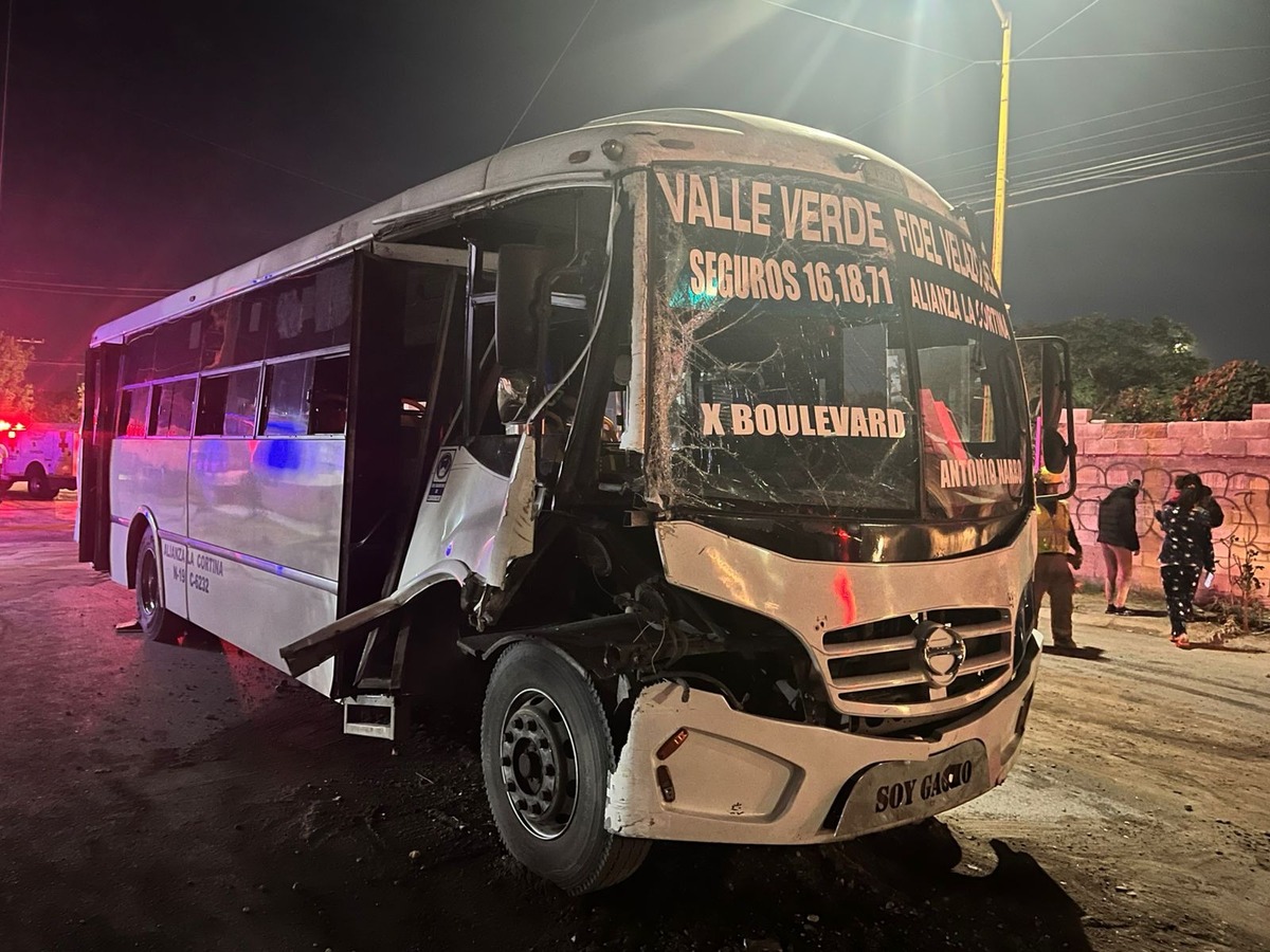 Camioneta choca contra camión en Torreón. | Especial