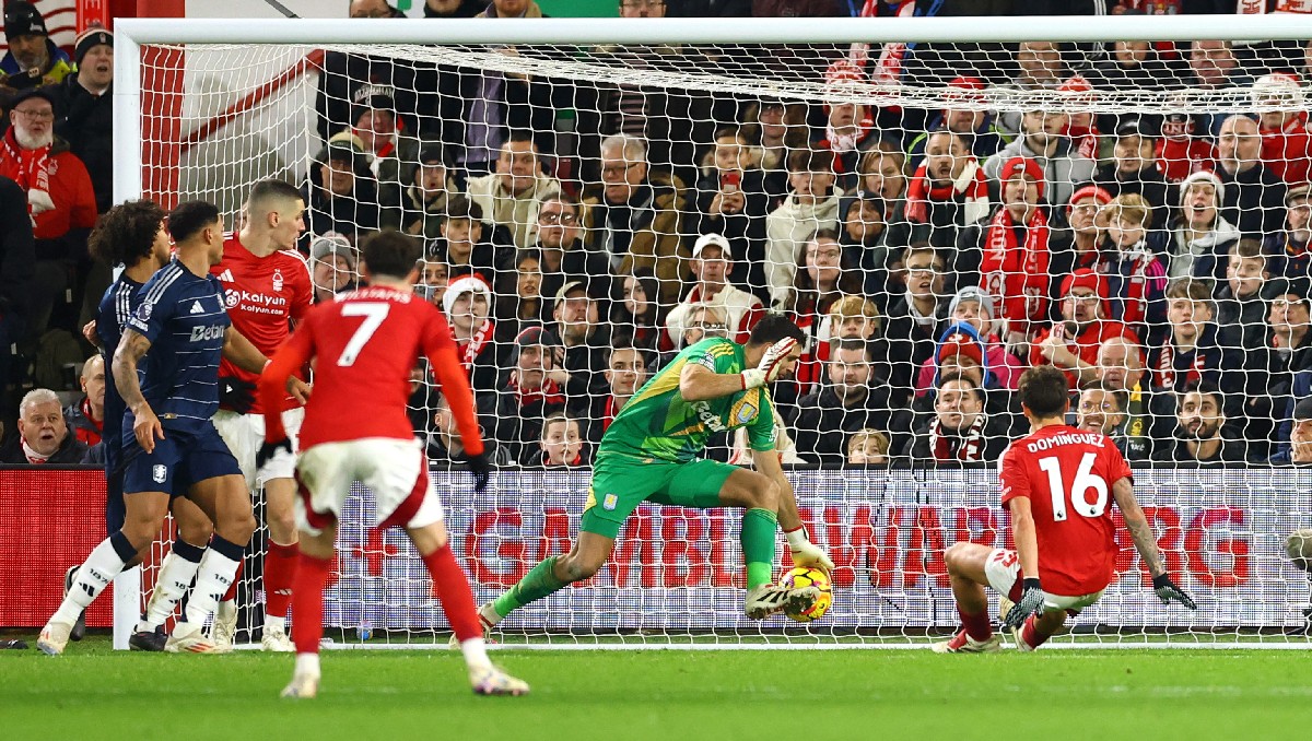 'Dibu' Martínez se luce con increíble ataja de videojuego en la Premier League (Reuters)