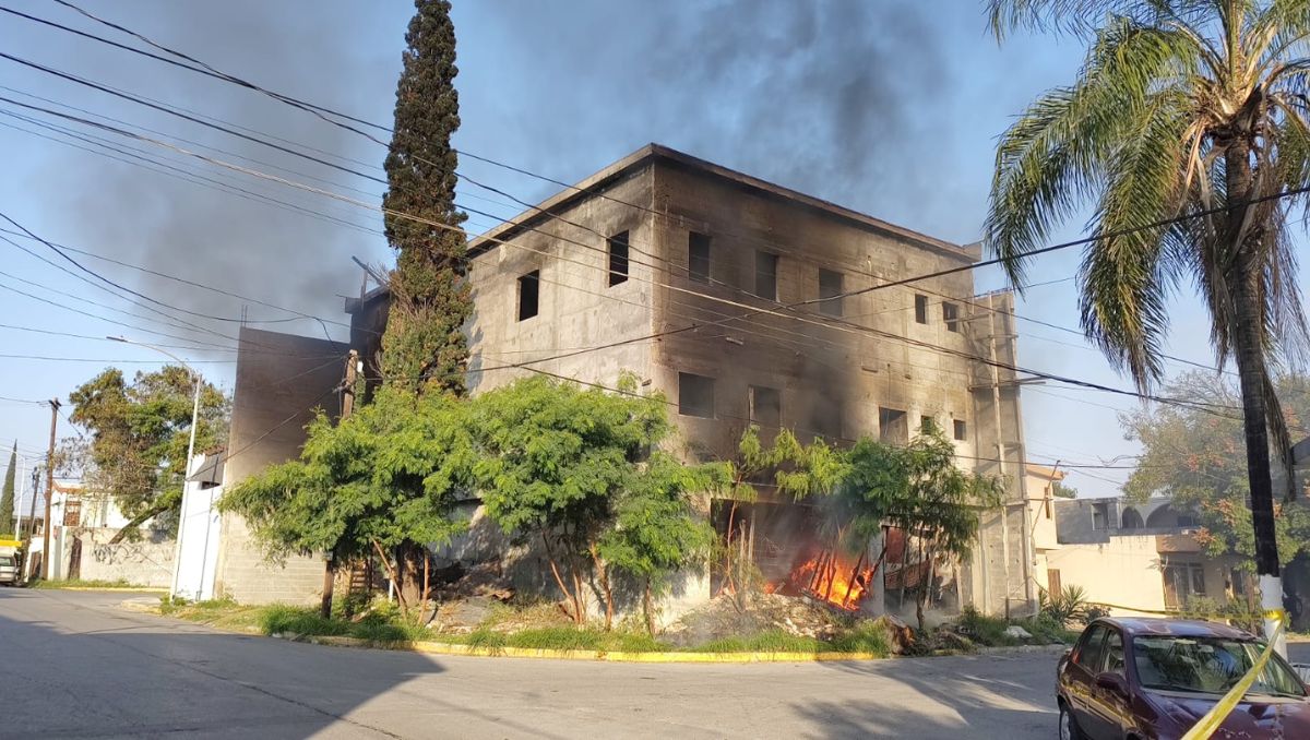 Personal de Bomberos y de Protección Civil acudieron a combatir el incendio. Agustín Martínez