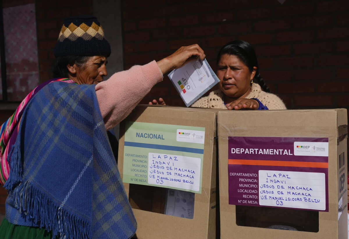 Bolivianos participan en elección de jueces y magistrados. | AP