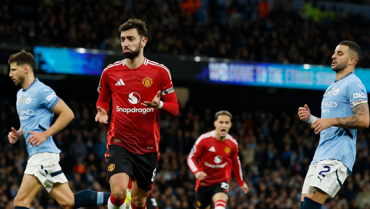 Los dirigidos por Pep Guardiola siguen sin levantar y ahora registran nueva derrota en el derbi de la ciudad (Reuters)
