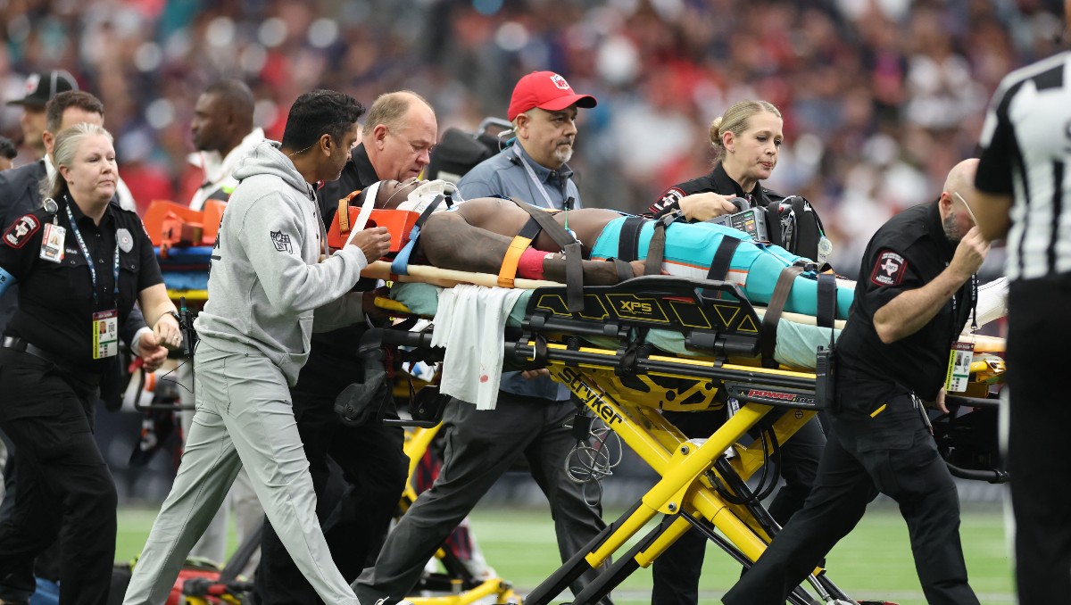 Grant DuBose termina en el hospital tras fuerte golpe en el Dolphins contra Texans (AFP)