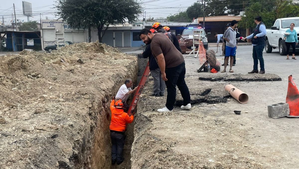 Un joven se introdujo a la zanja para quitar los artículos de encima de don Felipe | Ángel Mercado