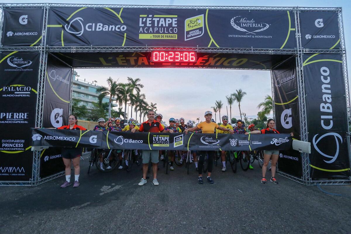Ciclistas cruzan la meta en el L'Étape Tour de France, destacando a Acapulco como escenario de grandes competencias deportivas. Foto: Especial