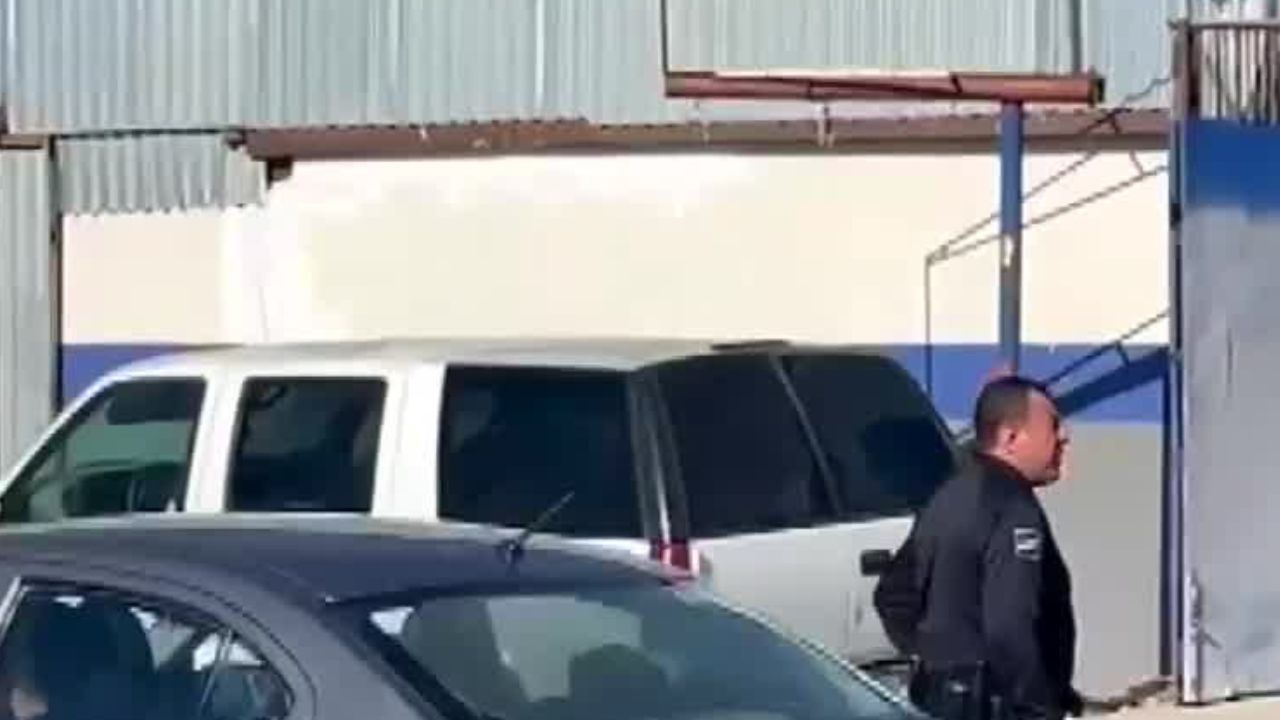 Hallan 3 cadáveres al interior de una camioneta abandonada en Baja California