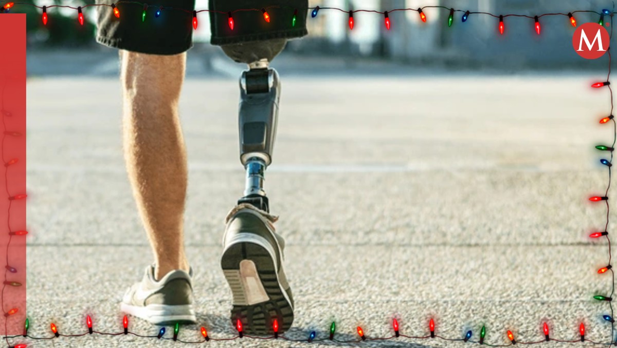 Hombre se vuelve viral por adornar su pierna protésica.