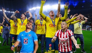 Jugadores de América se burlaron de Chivas y Cruz Azul durante los festejos del tricampeonato al cantar las canciones que tomaron como himno