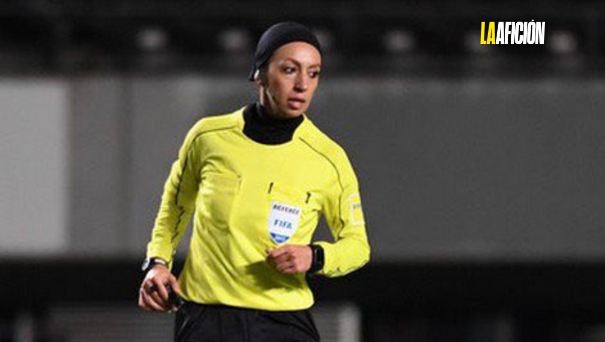 Mujer que iba a arbitrar un partido masculino de futbol en Irán huye por amenazas (X)