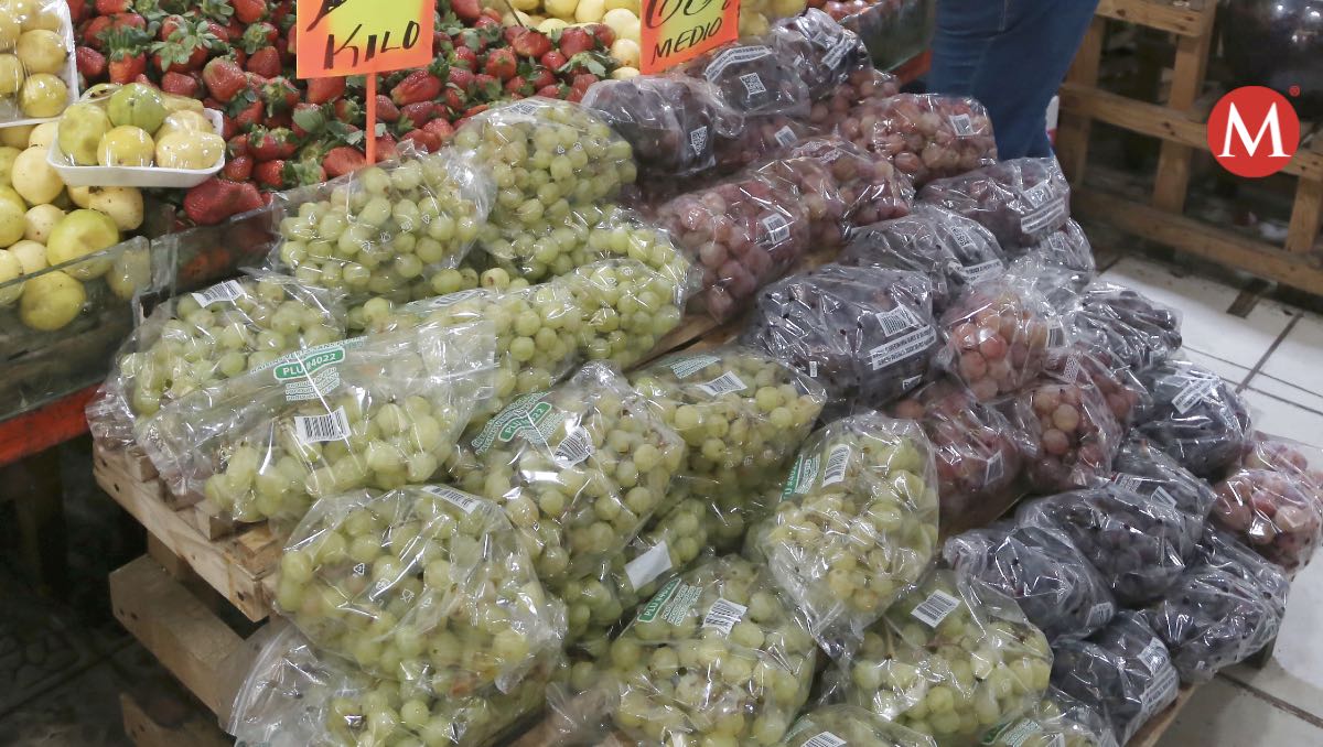 Venta de uvas en Tampico. (Yazmín Sánchez)