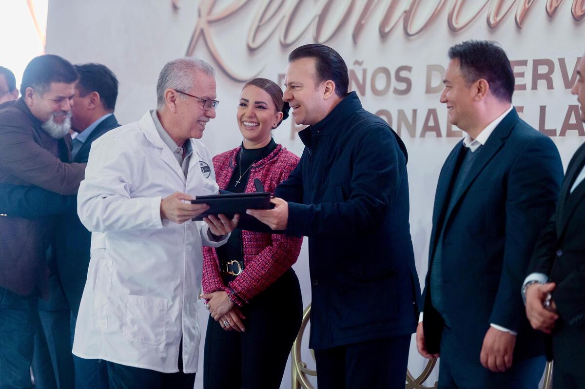 Esteban Villegas y Marisol Rosso entregaron estímulos a trabajadores. | Especial
