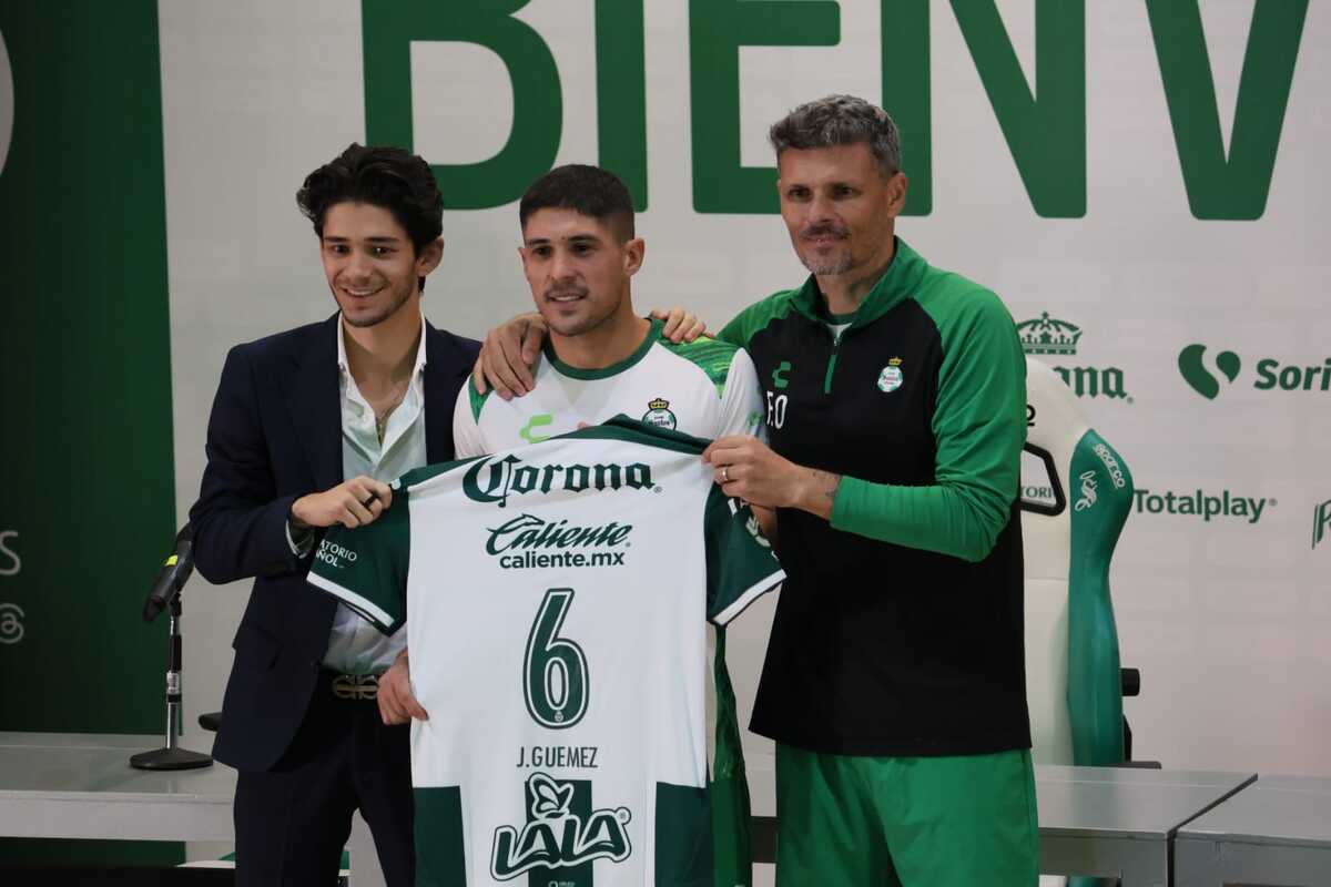 Javier Güémez es nuevo refuerzo de Santos Laguna. | Verónica Rivera