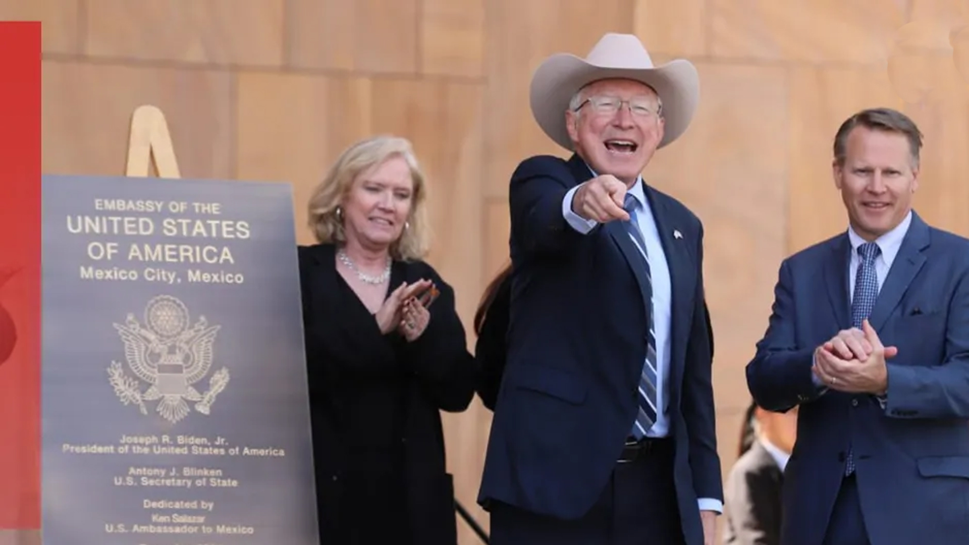 Salazar deja el cargo de embajador y devela placa de la nueva embajada en México