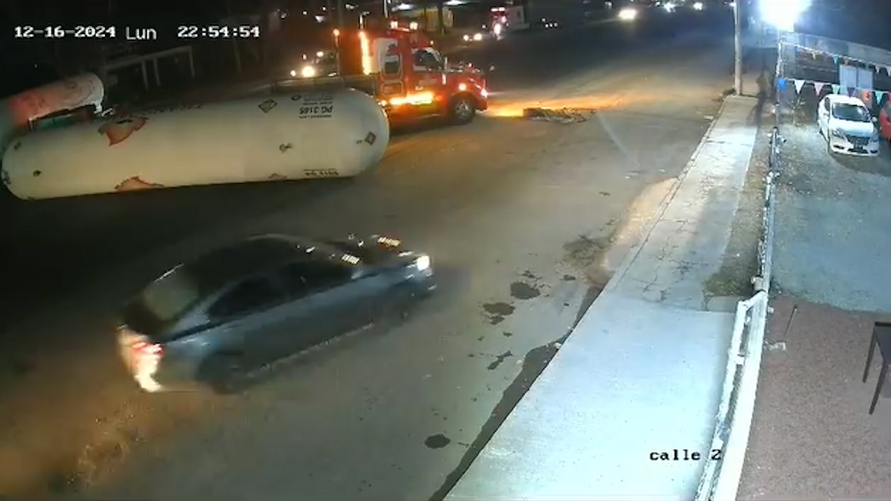 Susto en la México-Tuxpan; se desprenden tanques de gas LP de un tractocamión