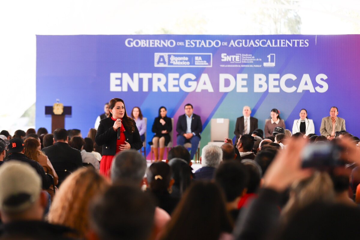 Tere Jiménez sigue entregando becas a estudiantes en Aguascalientes (Especial)