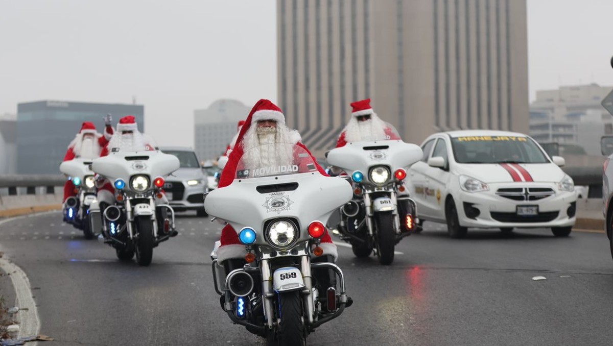 Los tránsitos patrullarán Monterrey vestidos de Santa Claus. Foto: Jorge López