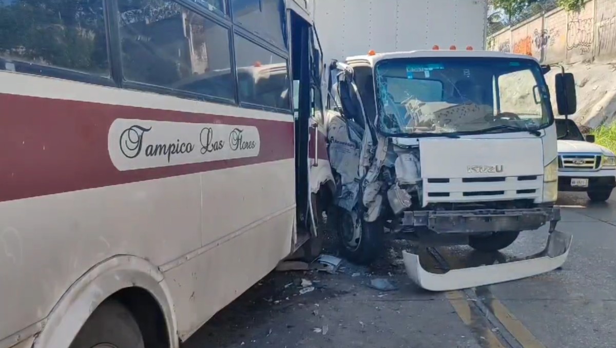 Unidad se estampa contra camión en Ciudad Madero. (Jesús Alberto García)