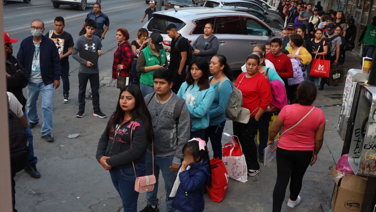 Los usuarios permanecen en la parada en San Nicolás hasta una hora para abordar un camión. Roberto Alanís