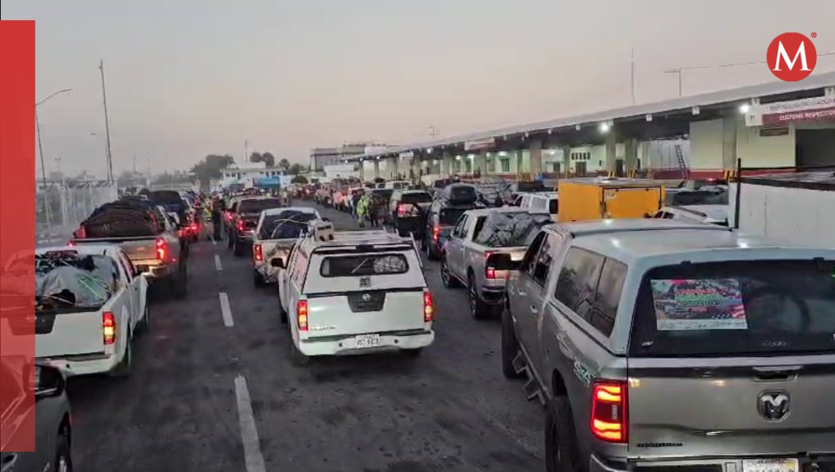 Caravana de paisanos cruza por puente fronterizo de Matamoros