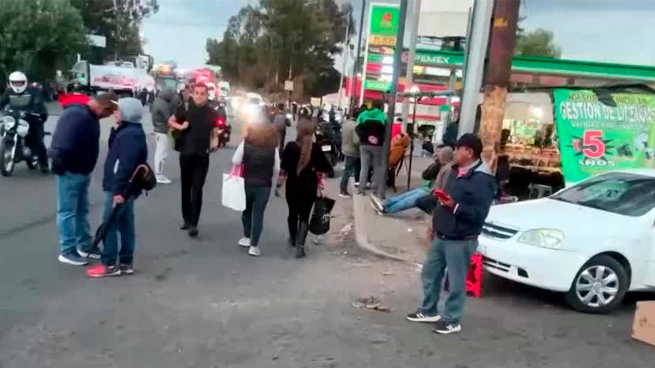 Se cumplen más de 12 horas de bloqueo en Edomex por falta de pagos a trabajadores sindicalizados