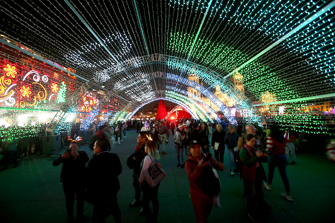 El zócalo de la Ciudad ya presume su iluminación navideña