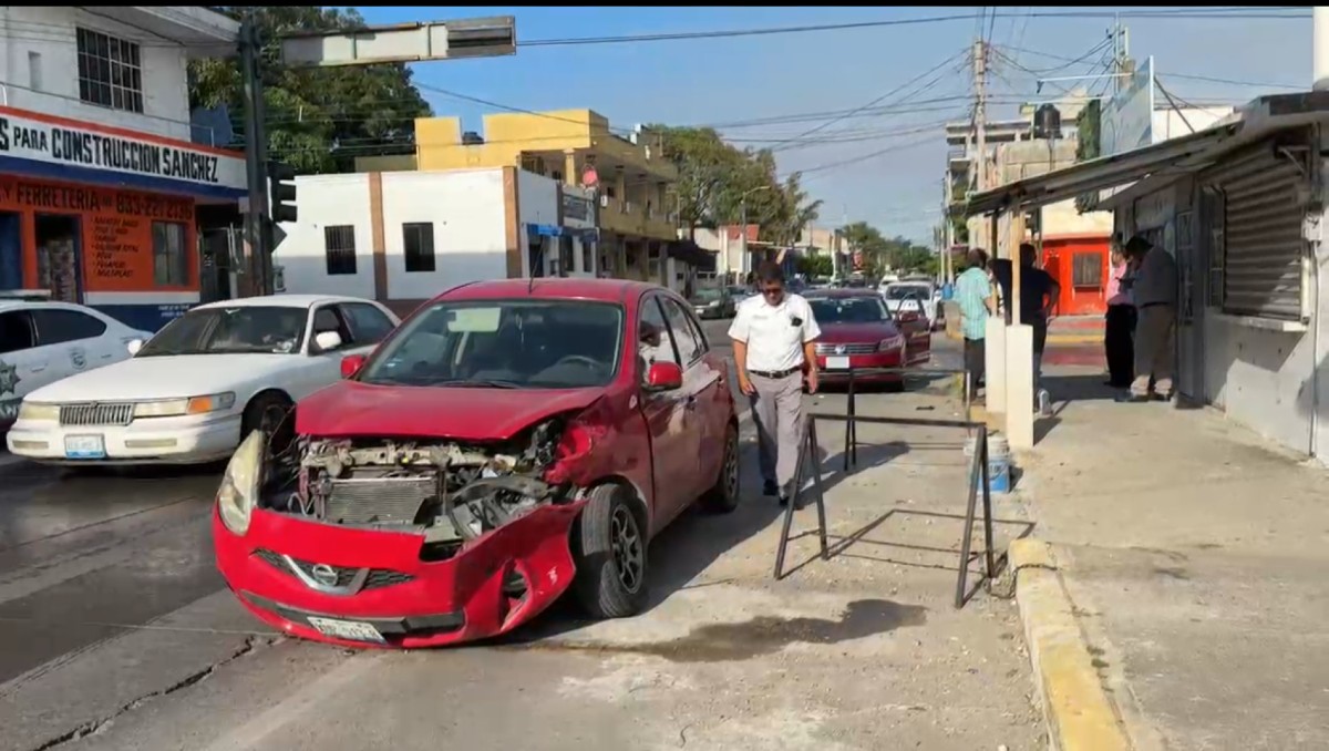 Fuerte choque entre las calles Necaxa y Francisco Sarabia. (Mario Juárez)