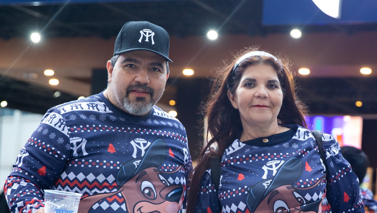 Sultanes reparte ugly shirt durante el juego ante Naranjeros (X @SultanesOficial)