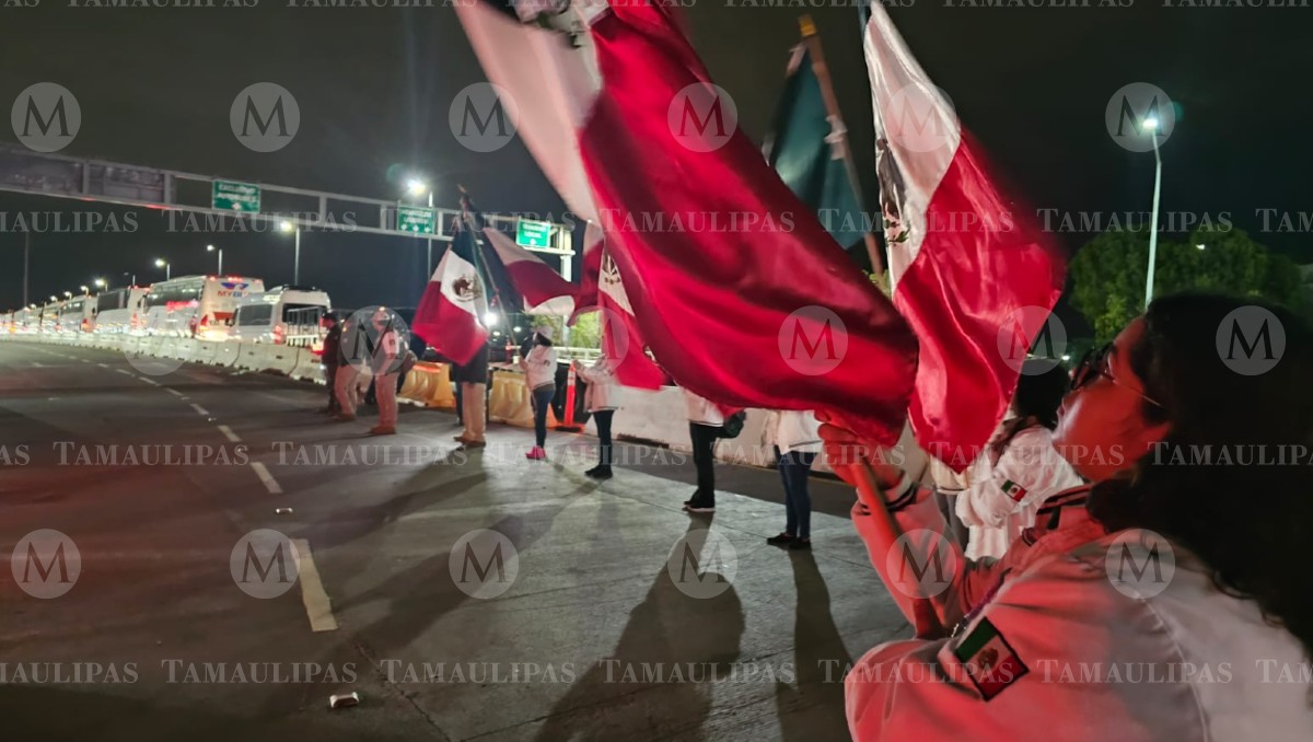 Caravana de paisanos cruza Nuevo Laredo. (Lucía Cisneros)