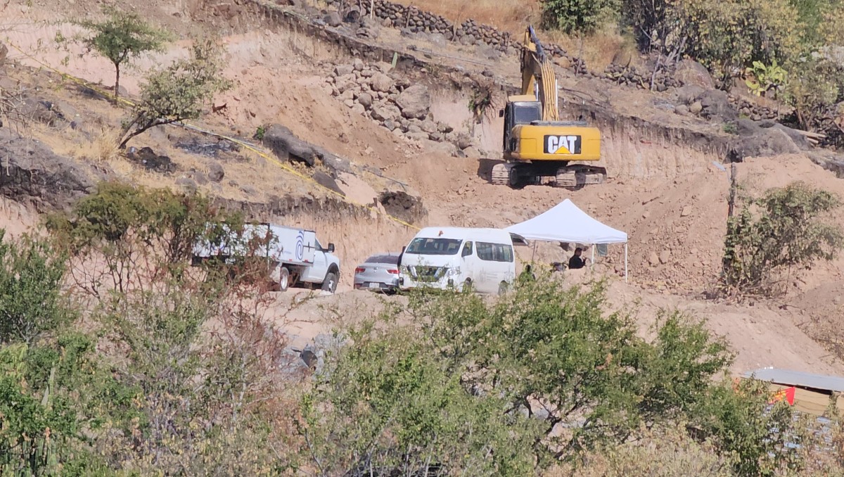 Ciudadanos apoyan a autoridades para localizar las bolsas con restos humanos en Lomas del Refugio (Juan Carlos Munguía)