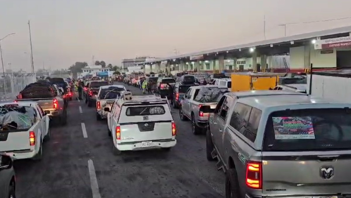 La fila de automóviles provenientes de Estados Unidos es custodiada a su paso por Tamaulipas. (Ángel Domínguez)
